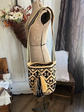 Large Handmade Wayuu Mochila Bag: Columbia South American Crochet Crossbody Bag